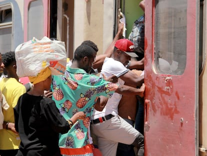 Migrantes subsaharianos se agolpan para subir a un tren, el miércoles, en la estación de Sfax (Túnez).