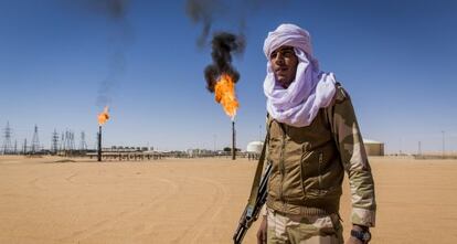 Un tuareg vigila un pozo de la compañía Akatus Oil Operations, cerca de la ciudad de Ubari.