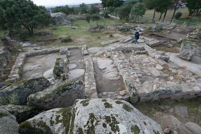 Muros del complejo religioso del yacimiento de Hoyo de Manzanares y, al fondo, los restos de las viviendas que se extienden ladera abajo.