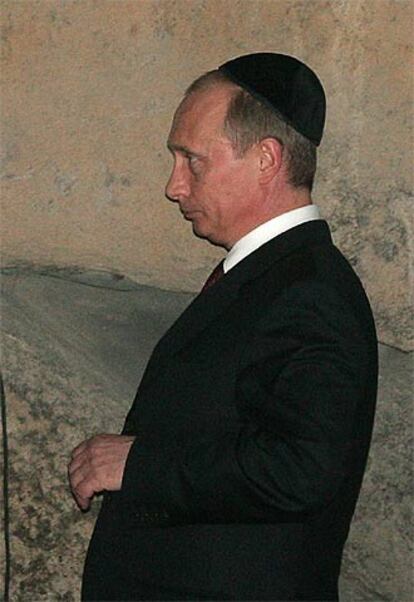 Vladímir Putin, ayer en Jerusalén, tocado con una <i>kipá.</i>