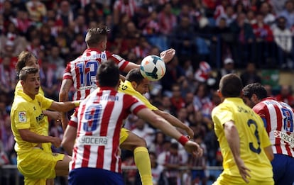 Raúl García remata para conseguir el gol del Atlético.