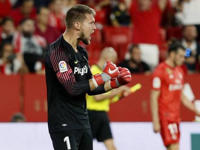 GRAF3851. SEVILLA. 26/09/2018. El guardameta checo del Sevilla, Tomas Vaclik, celebra la victoria del equipo andaluz frente al Real Madrid a la finalización del encuentro correspondiente a la sexta jornada de primera división disputado esta noche en el estadio sevillista del Sánchez Pizjuán. EFE/ José Manuel Vidal.