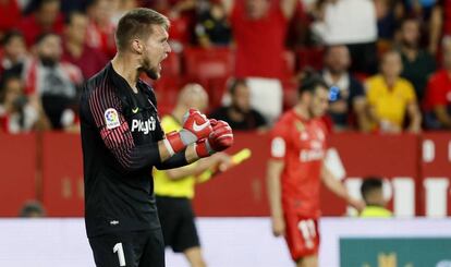 GRAF3851. SEVILLA. 26/09/2018. El guardameta checo del Sevilla, Tomas Vaclik, celebra la victoria del equipo andaluz frente al Real Madrid a la finalización del encuentro correspondiente a la sexta jornada de primera división disputado esta noche en el estadio sevillista del Sánchez Pizjuán. EFE/ José Manuel Vidal.