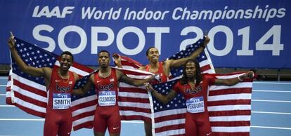 Calvin Smith, Kyle Clemons, Kind Butler y David Verburg celebran la victorira en la prueba 4x400