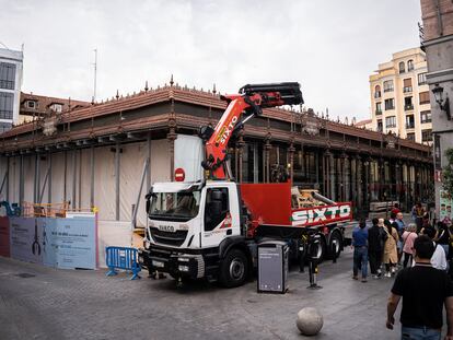Un camión grúa en el Mercado de San Miguel, a 28 de abril de 2023.