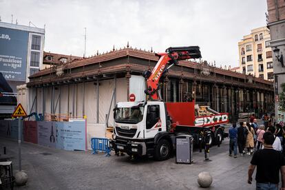 Un camión grúa en el Mercado de San Miguel, a 28 de abril de 2023.