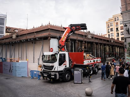 Un camión grúa en el Mercado de San Miguel, a 28 de abril de 2023.