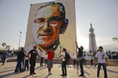 Un grupo de salvadoreños fue registrado este sábado durante la tradicional "Peregrinación de las luces", con motivo de la conmemoración de los 34 años del asesinato del arzobispo Óscar Arnulfo Romero, en San Salvador (El Salvador).