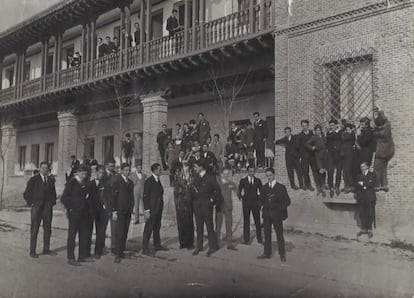 Un grupo de alumnos, entre ellos Luis Buñuel o Pepín Bello, en la Residencia de Estudiantes en 1919.