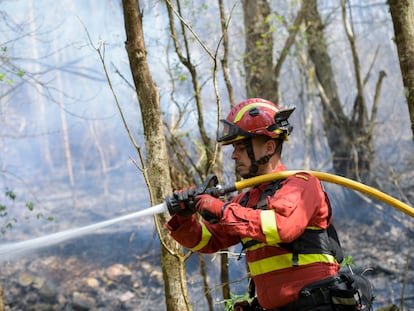 Un bombero trabajaba el domingo en la extinción de un incendio en Las Regueras, cerca de Oviedo.