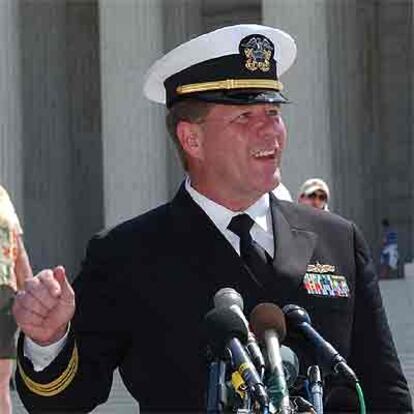 Charles Swift habla con la prensa al salir del edificio del Tribunal Supremo, en Washington.