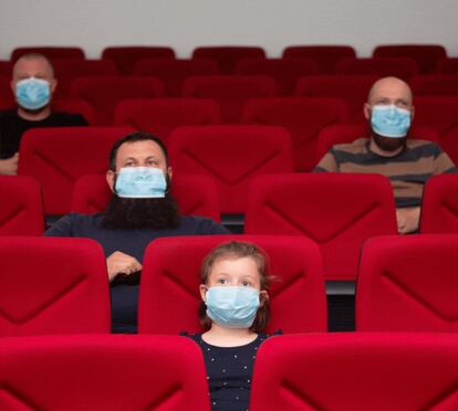 Espectadores con mascarilla en un cine.