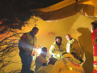 Personal de Emergencias Madrid prestan asistencia en el lugar del atropello.