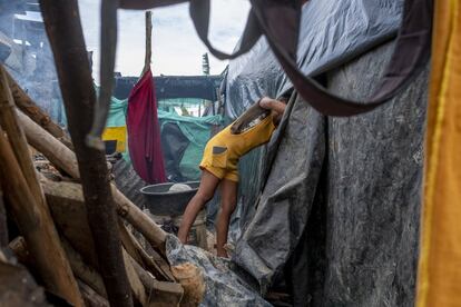 Las principales fuentes de ingresos son la coca (eminentemente el raspado, deshojar el arbusto) y el servicio doméstico. Muchos de los venezolanos critican lo mismo: “A nosotros nos pagan menos porque saben de nuestras necesidades”.