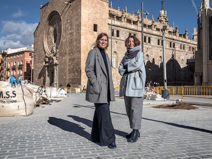 Las arquitectas autoras del proyecto Blanca Peñín, a la izquierda, y Elisabet Quintana en la plaza Ciudad de Brujas, ya peatonalizada, que se abrirá antes de Navidad