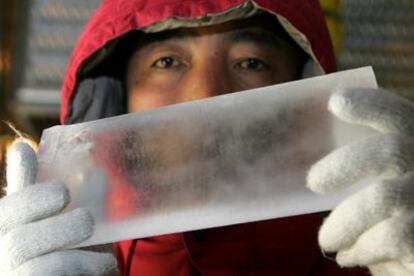 Motoyama presenta una de las muestras de hielo obtenidas por su equipo en la Antártida.