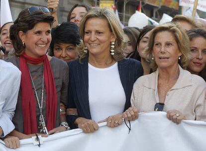 María San Gil, Isabel San Sebastián y Cuca García Vinuesa en la cabecera de la manifestación.