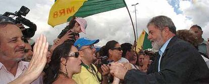 Lula saluda a unos simpatizantes durante un acto político