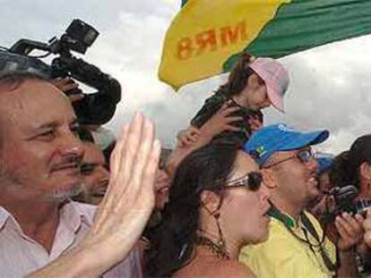 Lula saluda a unos simpatizantes durante un acto político