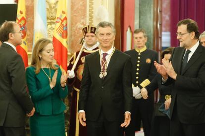 El presidente de Argentina, Mauricio Macri, es felicitado por Pío García-Escudero (i), Ana Pastor y Mariano Rajoy después de recibir las medallas del Congreso y Senado.