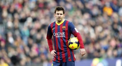Messi coge el balón antes de tirar un penalty durante el partido contra el Valencia.