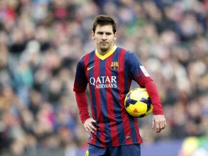 Messi coge el balón antes de tirar un penalty durante el partido contra el Valencia. 