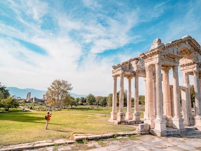 El arco Tetrapylon en el yacimiento de Afrodisias (Turquía).