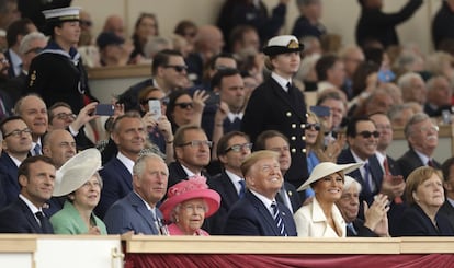 Los líderes mundiales se han reunido en Portsmouth por el 75º aniversario de la mayor operación terrestre, aérea y naval de la historia, el Desembarco de Normandía que liberó a Europa de los nazis. En la foto, de izquierda a derecha, el primer ministro francés, Emmanuel Macron; la primera ministra británica, Theresa May; el príncipe Carlos, la reina Isabel II; el presidente estadounidense, Donald Trump; la primera dama, Melania Trump; el presidente griego, Prokopis Pavlopoulos, y la canciller alemana, Ángela Merkel, presencian una exhibición de vuelo durante los actos conmemorativos del 75 aniversario del Día D en Portsmouth (El Reino Unido).