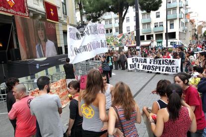 Protesta de indignados en la puerta del Ayuntamiento de L'Hospitalet de Llobregat.