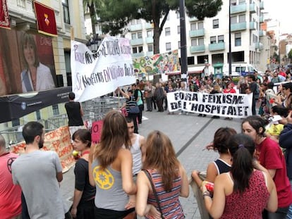 Protesta de indignados en la puerta del Ayuntamiento de L'Hospitalet de Llobregat.