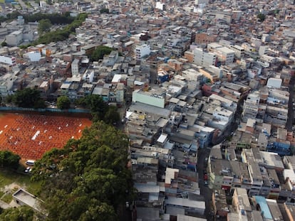 Un grupo de voluntarios reparte ayuda a la población de Heliópolis, la mayor favela de São Paulo, en Brasil.