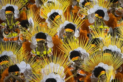 Bailarines de la escuela de samba San Clemente participan en el sambódromo de Río de Janeiro.