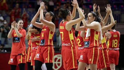 Las jugadoras de la selección española de baloncesto celebran la victoria ante Francia, al término del partido de la gira perolímpica Tokio 2020 que ha enfrentado a las selecciones de España y Francia en el Palacio de los Deportes José María Martín Carpena, en Málaga.