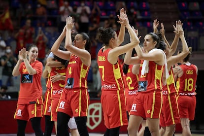 Las jugadoras de la selección española de baloncesto celebran la victoria ante Francia, al término del partido de la gira perolímpica Tokio 2020 que ha enfrentado a las selecciones de España y Francia en el Palacio de los Deportes José María Martín Carpena, en Málaga.