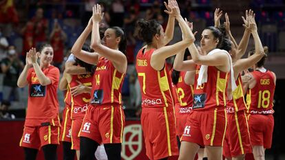 Las jugadoras de la selección española de baloncesto celebran la victoria ante Francia, al término del partido de la gira perolímpica Tokio 2020 que ha enfrentado a las selecciones de España y Francia en el Palacio de los Deportes José María Martín Carpena, en Málaga.