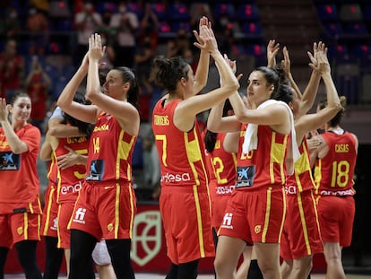 Las jugadoras de la selección española de baloncesto celebran la victoria ante Francia, al término del partido de la gira perolímpica Tokio 2020 que ha enfrentado a las selecciones de España y Francia en el Palacio de los Deportes José María Martín Carpena, en Málaga.