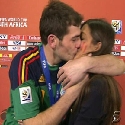 Casillas besa a su novia, Sara Carbonero.
