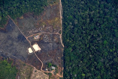 Vista aérea de un terreno deforestado en la selva amazónica próximo a los incendios, a unos 65 km de Porto Velho (Brasil), el 24 de agosto.