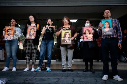 Familiares, amigos y activistas protestan por el multihomicidio del caso Narvarte en la Fiscalía General de Justicia de la Ciudad de México.