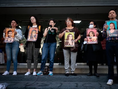 Familiares, amigos y activistas protestan por el multihomicidio del caso Narvarte en la Fiscalía General de Justicia de la Ciudad de México.