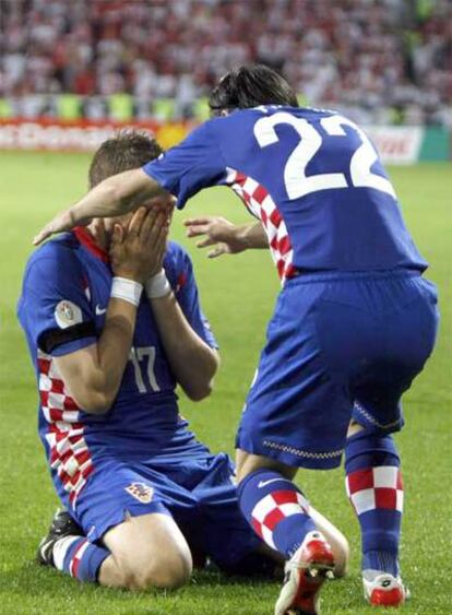 Klasnic, en el suelo, recibe la felicitación de Pranjic tras el gol.