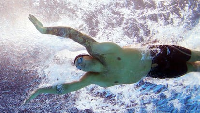 Caeleb Dressel durante la final de 50 mariposa.