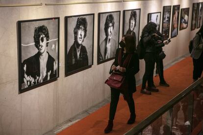 Visitantes caminan a través de una exposición fotográfica en homenaje al cantante Charly García durante la inauguración de 'Como Conseguir Charlys' en el Teatro San Martín el 14 de octubre de 2021 en Buenos Aires. La capital argentina ha preparado para su cumpleaños 70 una celebración con más de 100 artistas que rendirán homenaje a la leyenda de la música.