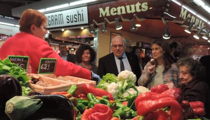 Els consellers Jordi Baiget i Meritxell Serret en una de les parades del mercat de Santa Caterina.