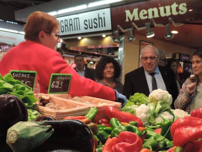 Els consellers Jordi Baiget i Meritxell Serret en una de les parades del mercat de Santa Caterina.