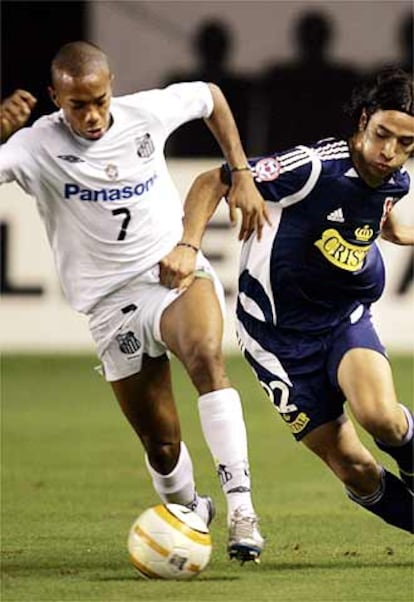 Robinho se escapa de un rival en un encuentro de la Copa Libertadores.