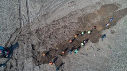 La finura de los labrados de las joyas encontradas lleva a concluir a los arqueólogos que se trata de un trabajo propio de orfebres de la corte. “La gente que era capaz de hacer esos trabajos tan finos normalmente estaban situados en el entorno del rey”, explica el jefe de los arqueólogos locales. En el lote hay también una joya del año 714. Se trata de un dirham de Damasco convertido en joya. Ahora, arranca la fase de investigación de las piezas, que Jantzen aún no sabe dónde acabarán expuestas. En la imagen, las labores de excavación.