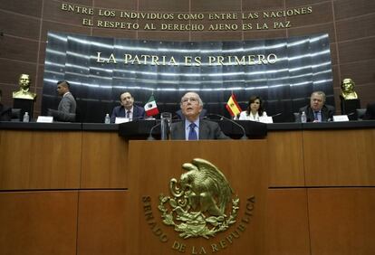 El primer ministro de Exteriores español tras el franquismo, Marcelino Oreja, esta martes en el Senado mexicano.