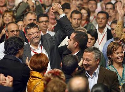 Puig levanta la mano de Alarte, junto a Blanco y Pajín, tras comunicarse el resultado de la votación en el plenario del congreso del PSPV.