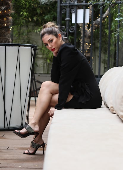 La actriz Blanca Suarez posando en los jardines de un restaurante madrileño como embajadora de Guerlain.